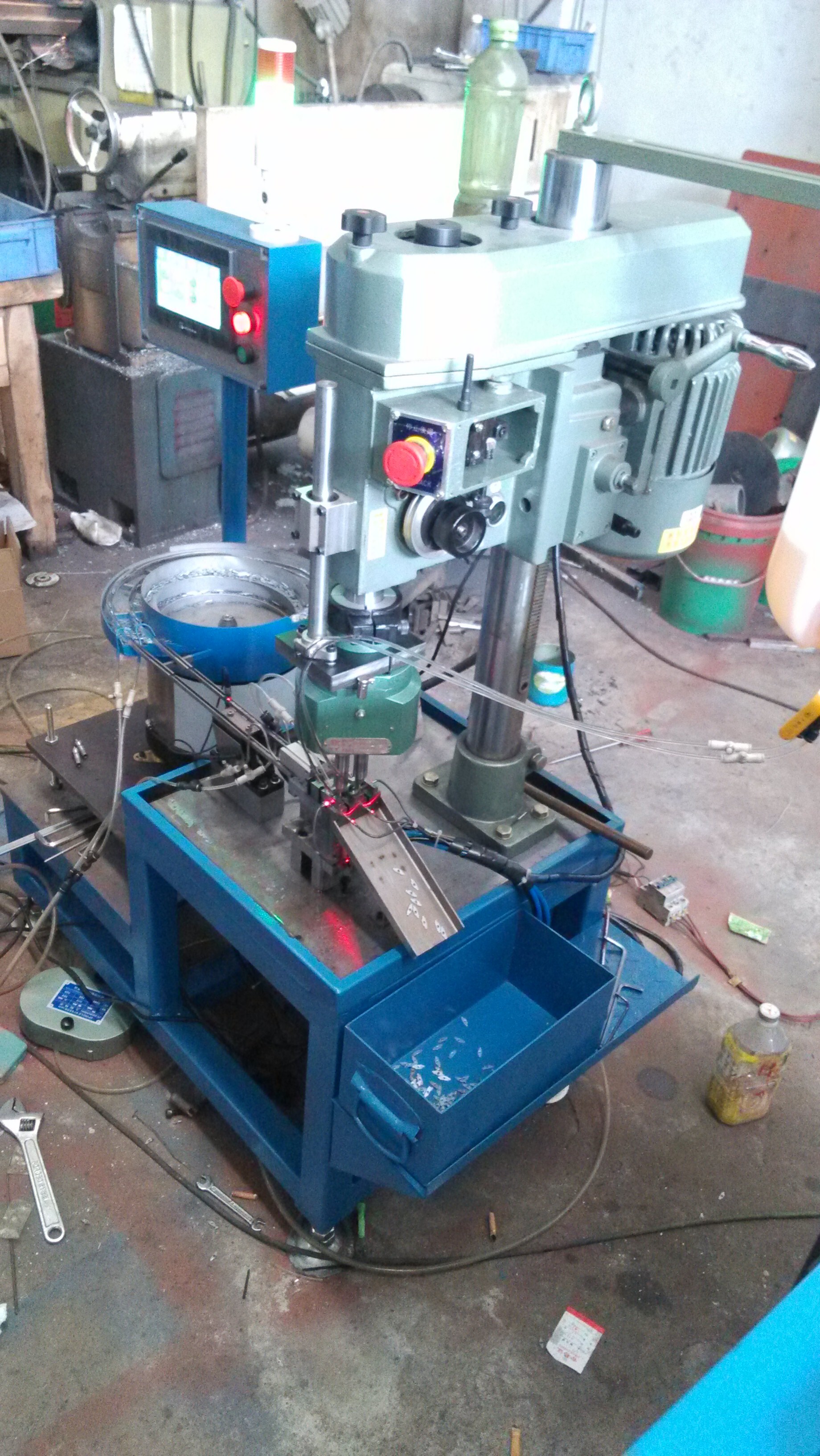 震动盘自动送料攻牙