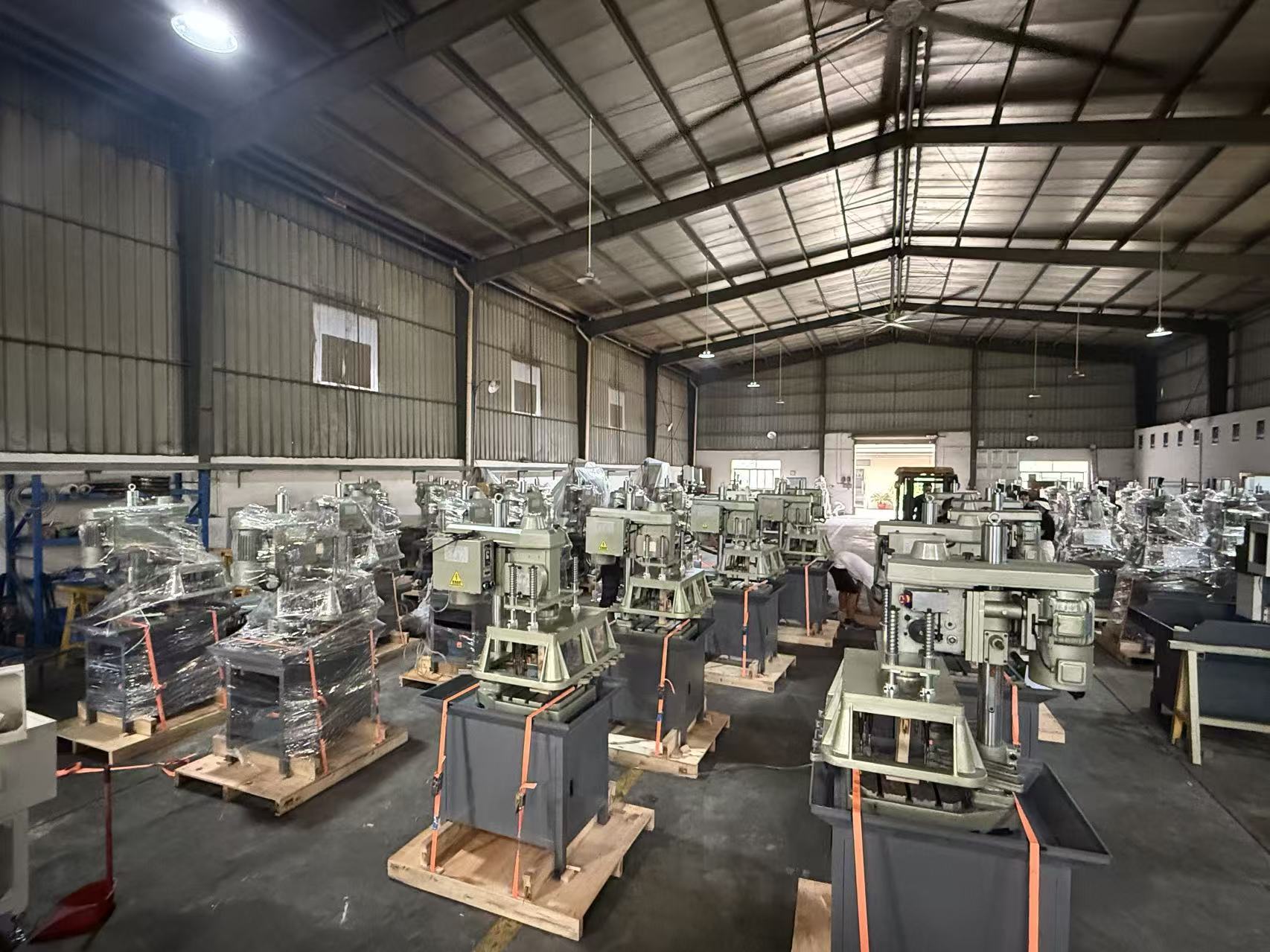 齿轮式多轴攻牙机