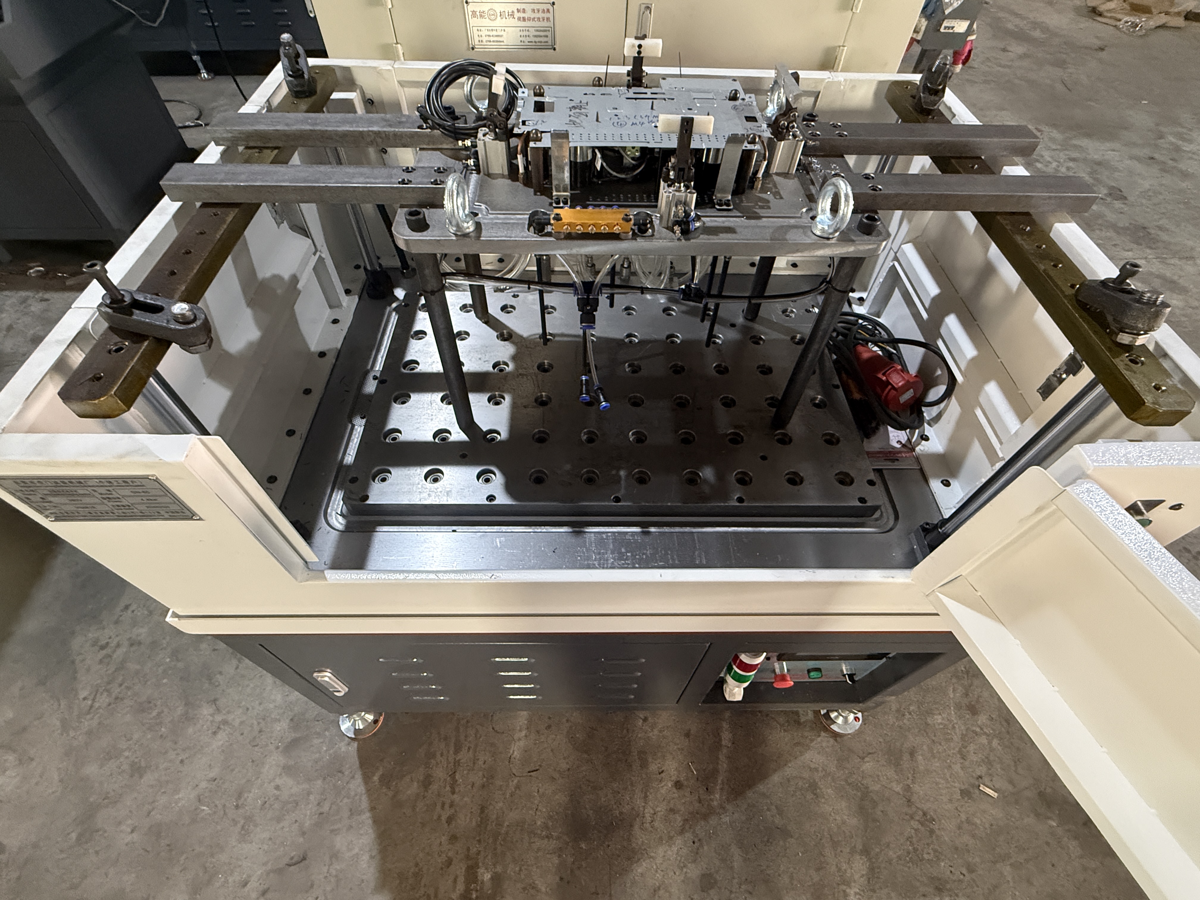 仰式伺服攻牙机配治具板